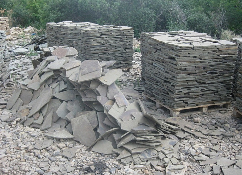 Kamenclub.ru: Песчаник пластушка серо-зеленый (1,5 см)  купить в Саратове плитняк - пластушка серо-зеленый, серый, зеленый пластушка рваная ландшафтная колотая 10200 руб/м3   фото КАМЕНЬ КЛУБ