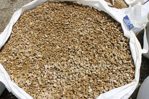 Kamenclub.ru: Щебень крошка желтый (песчаник) фр. 10-20 мм.  купить в Саратове песчаник бежевый, серый, рыжий декоративный ландшафтный щебень колотый 9500 руб/т   фото КАМЕНЬ КЛУБ