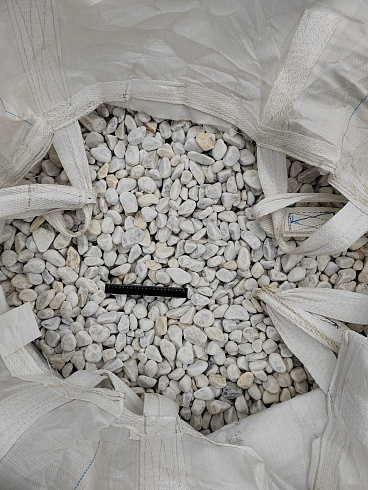 Kamenclub.ru: Мраморная крошка (щебень галтованный белый) фр.40-70 мм.  купить в Саратове мрамор белый молочный айвори окатанный округлый природный камень 17000 руб/т   фото КАМЕНЬ КЛУБ