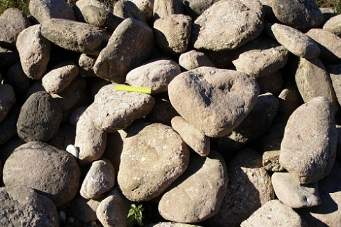 Kamenclub.ru: Конгломераты фр. 300-1000 мм.  купить в Саратове кварц мрамор диабаз коричневый, серый зеленоватый речной валун крупный 6500 руб/т   фото КАМЕНЬ КЛУБ