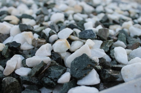 Kamenclub.ru: Мраморная крошка (щебень крошка микс: белый-зеленый) фр. 10-20 мм.  купить в Саратове мрамор белый, зеленый каменная ландшафтная декоративная крошка щебня 9500 руб/т   фото КАМЕНЬ КЛУБ