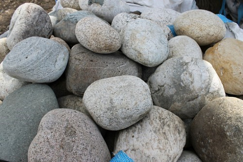 Kamenclub.ru: Речной валун (Ассорти) фр.100-300 мм.  купить в Саратове галечник серый, темно-серый, светло-серый речная галька крупных размеров 4200 руб/т   фото КАМЕНЬ КЛУБ