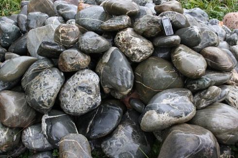 Kamenclub.ru: Валунчик Паутинник фр.100-300 мм  купить в Саратове крупный природный камень галечник темно-серый с прожилками белый черный речной валунчик 5000 руб/т   фото КАМЕНЬ КЛУБ