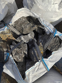 Kamenclub.ru: Черный мрамор скальник фр. 100-500 мм.  купить в Саратове мрамор черный белый серый крупный колотый валун ландшафтный 8500 руб/т   фото КАМЕНЬ КЛУБ