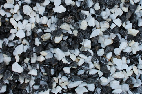 Kamenclub.ru: Мраморная крошка (щебень крошка микс : черный-белый) фр. 10-20 мм.  купить в Саратове мрамор белый, черный каменная декоративная крошка ландшафтная 12000 руб/т   фото КАМЕНЬ КЛУБ