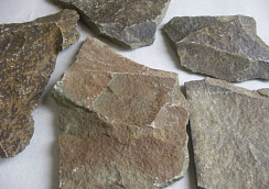 Kamenclub.ru: Песчаник пластушка "фонтанка" серо-зеленая (3,0-5,0 см)  купить в Саратове песчаник серо-зеленая колотые плитки облицовочные пластушки 11400 руб/м3   фото КАМЕНЬ КЛУБ