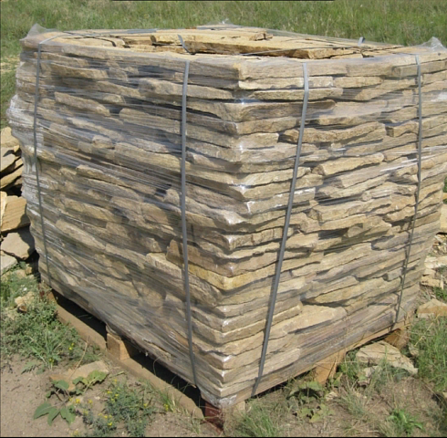 Kamenclub.ru: Песчаник пластушка желтый с рисунком (3 см)  купить в Саратове песчаник желтый с рисунком, рыжий, желтый песчаник пластушка ландшафтная рваная 8 500 руб/м3   фото КАМЕНЬ КЛУБ