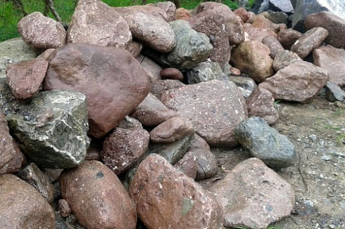 Kamenclub.ru: Конгломераты фр. 300-1000 мм.  купить в Саратове кварц мрамор диабаз коричневый, серый зеленоватый речной валун крупный 6500 руб/т   фото КАМЕНЬ КЛУБ