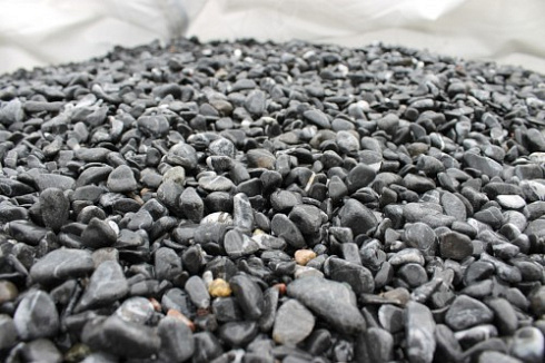 Kamenclub.ru: Щебень галтованный черный (мрамор) фр.10-20 мм.  купить в Саратове мрамор черный с белыми прожилками, черный, белый окатанный округлый ландшафтный декоративный щебень 15000 руб/т   фото КАМЕНЬ КЛУБ