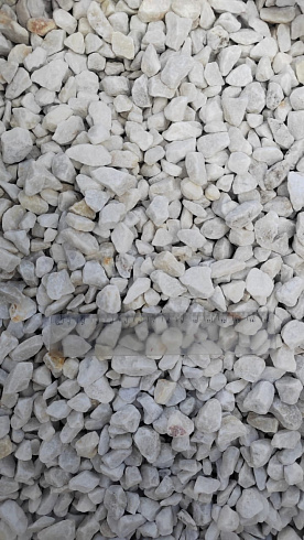 Kamenclub.ru: Мраморная крошка, щебень, цвет-белый, фр. 10-20 мм.  купить в Саратове мрамор белый, молочный айвори каменная ландшафтная декоративная крошка шебня 12000 руб/т   фото КАМЕНЬ КЛУБ