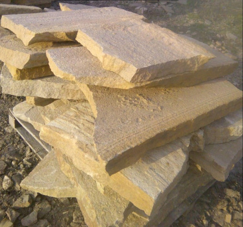 Kamenclub.ru: Форматный камень (плаха) пошаговая дорожка от 70-150 см (4 -12 см)  купить в Саратове плитняк  форматный плаха желтый песчаник 9 000 руб/т   фото КАМЕНЬ КЛУБ