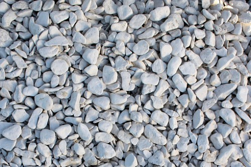 Kamenclub.ru: Щебень галтованный белый (мрамор) фр.5-10 мм.  купить в Саратове мрамор белый, айвори, молочный каменная мраморная декоративная ландшафтная крошка 17000 руб/т   фото КАМЕНЬ КЛУБ