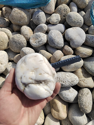 Kamenclub.ru: Галька речная окат (серо-белая) фр. 70-120 мм купить  в Саратове галька галечник бело-серая, серо-белая, серая, белая речная природная галька  8000 руб/т   фото КАМЕНЬ КЛУБ