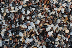 Kamenclub.ru: Мраморная крошка (щебень галтованный микс:белый-черный-розовый-медовый) фр.5-10 мм.  купить в Саратове мрамор белый, медовый, черный, розовый мраморный галтованный щебень декоративный ландшафтный 15500 руб/т   фото КАМЕНЬ КЛУБ