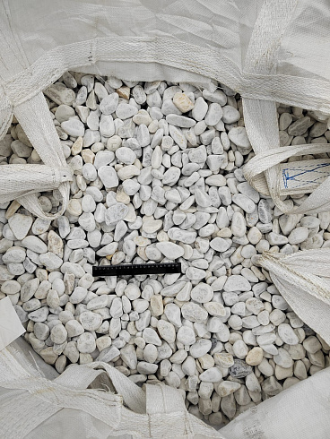 Kamenclub.ru: Мраморная крошка (щебень галтованный белый) фр.40-70 мм.  купить в Саратове мрамор белый молочный айвори окатанный округлый природный камень 17000 руб/т   фото КАМЕНЬ КЛУБ