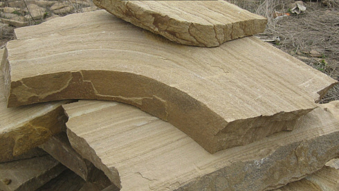 Kamenclub.ru: Форматный камень (плаха) пошаговая дорожка от 70-150 см (4 -12 см)  купить в Саратове плитняк  форматный плаха желтый песчаник 9 000 руб/т   фото КАМЕНЬ КЛУБ