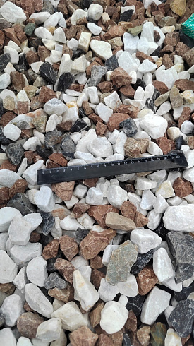 Kamenclub.ru: Мраморная крошка (щебень крошка микс : белый-черный-розовый) фр. 20-40 мм.  купить в Саратове мрамор белый, черный, розовый декоративная ландшафтная крошка 12000 руб/т   фото КАМЕНЬ КЛУБ