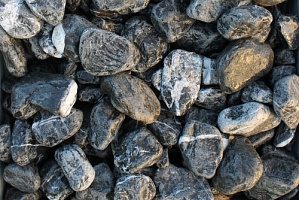 Kamenclub.ru: Щебень галтованный черный (мрамор) фр. 50-100 мм.  купить в Саратове мрамор черный с белыми прожилками щебень ландшафтный мраморный 15000 руб/т   фото КАМЕНЬ КЛУБ