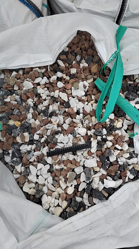 Kamenclub.ru: Мраморная крошка (щебень крошка микс : белый-черный-розовый) фр. 20-40 мм.  купить в Саратове мрамор белый, черный, розовый декоративная ландшафтная крошка 12000 руб/т   фото КАМЕНЬ КЛУБ