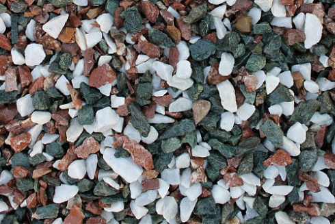 Kamenclub.ru: Мраморная крошка (щебень крошка микс: белый-зеленый-розовый) фр. 10-20 мм.  купить в Саратове мрамор белый, зеленый, розовый декоративный ландшафтный колотый щебень 12000 руб/т   фото КАМЕНЬ КЛУБ