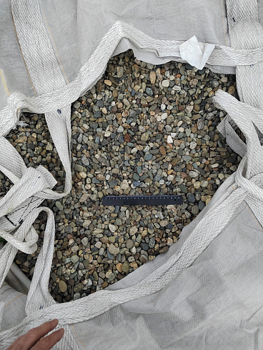 Kamenclub.ru: Галька речная окат (серая) фр.10-20 мм купить  в Саратове галька речная серая, серый, темно-серый, светло-серый, коричневый ландшафтная декоративная речная окатанная округлая галька 5000 руб/т   фото КАМЕНЬ КЛУБ