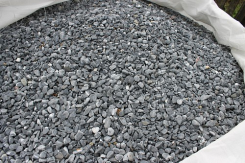 Kamenclub.ru: Щебень галтованный черный (мрамор) фр.10-20 мм.  купить в Саратове мрамор черный с белыми прожилками, черный, белый окатанный округлый ландшафтный декоративный щебень 15000 руб/т   фото КАМЕНЬ КЛУБ