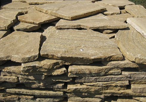 Kamenclub.ru: Песчаник пластушка желтый с рисунком (3 см)  купить в Саратове песчаник желтый с рисунком, рыжий, желтый песчаник пластушка ландшафтная рваная 8 500 руб/м3   фото КАМЕНЬ КЛУБ