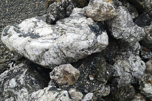 Kamenclub.ru: Черный гранит - кварцит фр. 100-500 мм.  купить в Саратове мрамор гранит черный с белыми прожилками, серый, белый валун скальный колотый 7000 руб/т   фото КАМЕНЬ КЛУБ