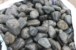 Kamenclub.ru: Темно-серый валунчик фр.100-300 мм.  купить в Саратове крупный природный камень серый, темно-серый, светло-серый речная галька большого размера окатанная 4500 руб/т   фото КАМЕНЬ КЛУБ