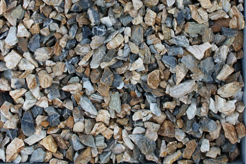 Kamenclub.ru: Мраморная крошка (щебень крошка медовый), фр. 10-20 мм.  купить в Саратове песчаник бежевый, серый каменная ландшафтная крошка  12000 руб/т   фото КАМЕНЬ КЛУБ