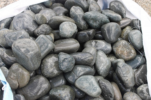 Kamenclub.ru: Темно-серый валунчик фр.100-300 мм.  купить в Саратове крупный природный камень серый, темно-серый, светло-серый речная галька большого размера окатанная 4500 руб/т   фото КАМЕНЬ КЛУБ