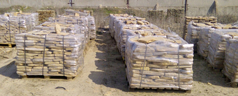 Kamenclub.ru: Песчаник пластушка галтованный желтый с рисунком (3 см)  купить в Саратове плитняк - пластушка желтый песчаник 21000 руб/м3   фото КАМЕНЬ КЛУБ