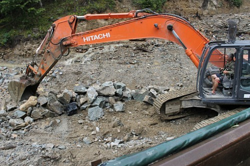 Kamenclub.ru: Гранит скальник (серо-зеленый) фр. 100-500 мм.  купить в Саратове гранит зеленый, серый, салатовый крупный ландшафтный валун 6 000 руб/т   фото КАМЕНЬ КЛУБ