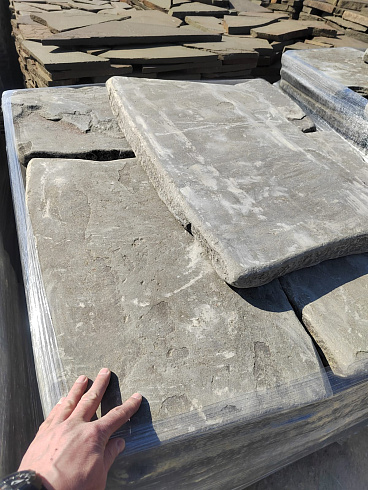 Kamenclub.ru: Песчаник пластушка галтованная светло-серая (3,0 см)  купить в Саратове песчаник светло-серый, серый ландшафтный камень рваный колотый 21000 руб/м3   фото КАМЕНЬ КЛУБ