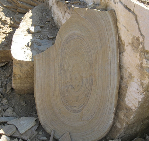 Kamenclub.ru: Форматный камень (плаха) пошаговая дорожка от 70-150 см (4 -12 см)  купить в Саратове плитняк  форматный плаха желтый песчаник 9 000 руб/т   фото КАМЕНЬ КЛУБ