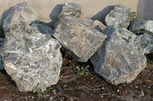 Kamenclub.ru: Змеевик скальник фр. 500-1500 мм.  купить в Саратове змеевик зеленый серый черный глыба скальная колотая 7500 руб/т   фото КАМЕНЬ КЛУБ