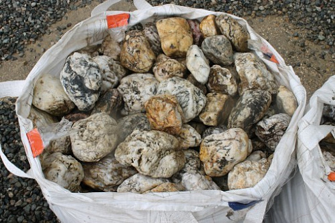 Kamenclub.ru: Кварцевый валунчик фр.100-300 мм.  купить в Саратове кварц белый, бежевый молочный рыжий крупный природный камень галечник 7850 руб/т   фото КАМЕНЬ КЛУБ