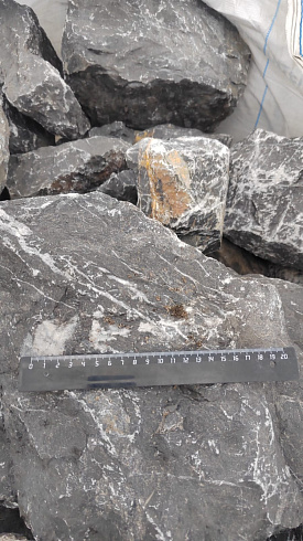 Kamenclub.ru: Черный мрамор скальник фр. 100-500 мм.  купить в Саратове мрамор черный белый серый крупный колотый валун ландшафтный 8500 руб/т   фото КАМЕНЬ КЛУБ