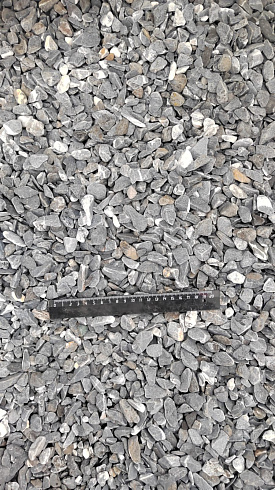 Kamenclub.ru: Щебень галтованный черный (мрамор) фр.10-20 мм.  купить в Саратове мрамор черный с белыми прожилками, черный, белый окатанный округлый ландшафтный декоративный щебень 15000 руб/т   фото КАМЕНЬ КЛУБ