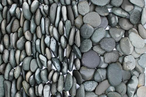 Kamenclub.ru: Галька речная плоская (темно-серая) фр. 70-150 мм. купить  в Саратове галечник природный темно-серый серый синий речная плоская природная окатанная  9000 руб/т   фото КАМЕНЬ КЛУБ