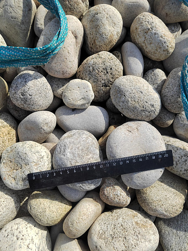 Kamenclub.ru: Галька речная окат (серо-белая) фр. 70-120 мм купить  в Саратове галька галечник бело-серая, серо-белая, серая, белая речная природная галька  8000 руб/т   фото КАМЕНЬ КЛУБ