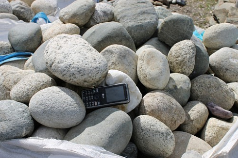 Kamenclub.ru: Речной валун (Ассорти) фр.100-300 мм.  купить в Саратове галечник серый, темно-серый, светло-серый речная галька крупных размеров 4200 руб/т   фото КАМЕНЬ КЛУБ