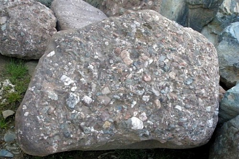 Kamenclub.ru: Конгломераты фр. 300-1000 мм.  купить в Саратове кварц мрамор диабаз коричневый, серый зеленоватый речной валун крупный 6500 руб/т   фото КАМЕНЬ КЛУБ