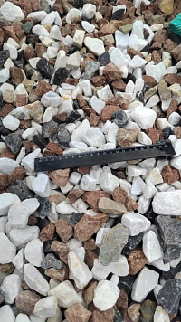 Kamenclub.ru: Мраморная крошка (щебень крошка микс : белый-черный-розовый) фр. 20-40 мм.  купить в Саратове мрамор белый, черный, розовый декоративная ландшафтная крошка 12000 руб/т   фото КАМЕНЬ КЛУБ