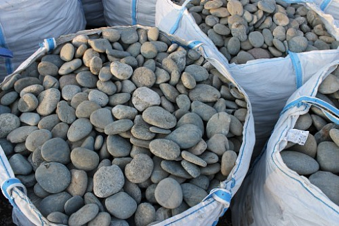 Kamenclub.ru: Галька речная плоская (ассорти) фр. 100-200-300 мм купить  в Саратове галька галечник природный серый, белый темно-серый синий рыжий светло-серый природная галька плоская крупная 8000 руб/т   фото КАМЕНЬ КЛУБ