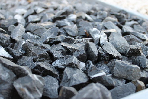 Kamenclub.ru: Щебень крошка черный (мрамор) фр. 20-40 мм.  купить в Саратове мрамор черный с белыми прожилками мраморная каменная крошка 11000 руб/т   фото КАМЕНЬ КЛУБ