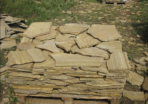 Kamenclub.ru: Песчаник пластушка желтый с разводом под дерево (2 см)  купить в Саратове плитняк желтый с разводами, желтый, рыжий, серый песчаник пластушка рваная ландшафтная 11 000 руб/м3   фото КАМЕНЬ КЛУБ