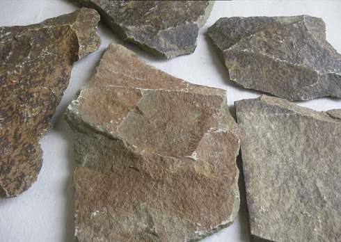 Kamenclub.ru: Песчаник пластушка "фонтанка" серо-зеленая (3,0-5,0 см)  купить в Саратове песчаник серо-зеленая колотые плитки облицовочные пластушки 11400 руб/м3   фото КАМЕНЬ КЛУБ