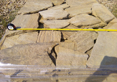 Kamenclub.ru: Песчаник пластушка желтый с разводом под дерево (2 см)  купить в Саратове плитняк желтый с разводами, желтый, рыжий, серый песчаник пластушка рваная ландшафтная 11 000 руб/м3   фото КАМЕНЬ КЛУБ