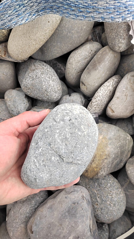 Kamenclub.ru: Галька речная окат (темно-серая) фр. 70-150 мм. купить  в Саратове галька речная темно-серая, синяя, серая речная галька округлая  8000 руб/т   фото КАМЕНЬ КЛУБ